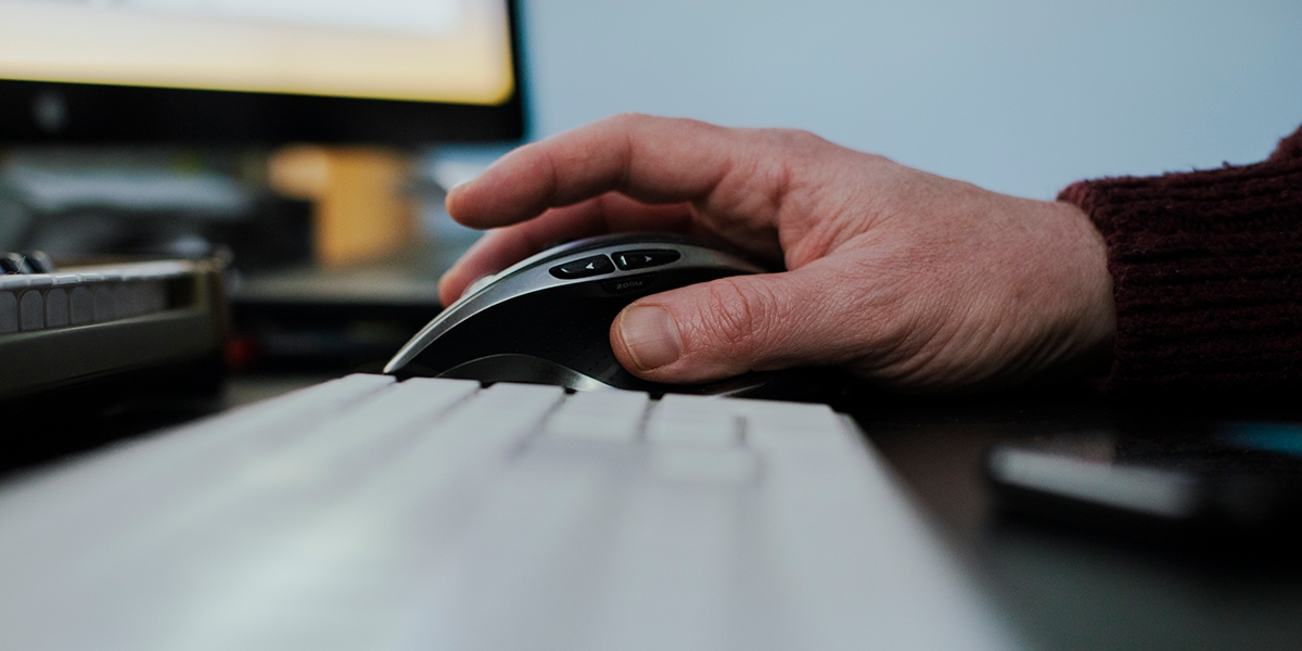 Online learning, hand on mouse