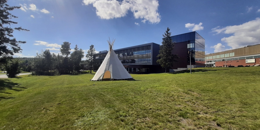 Learning Library exterior, Nipissing University in summer